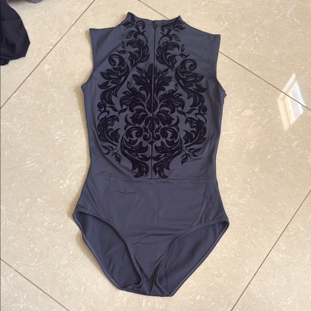 Preowned Chic Gray and Black Women's One-Piece Leotard